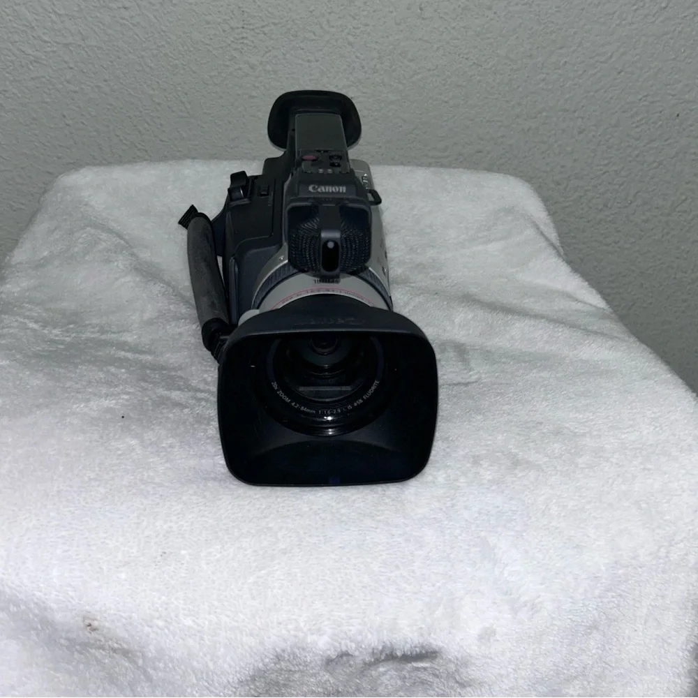 CANON DM-XM2 E - 3CCD DIGITAL VIDEO CAMCORDER XM2 PAL (TURNS ON) UNTESTED